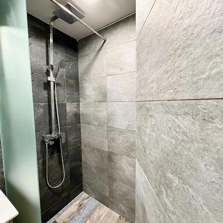 Red Square Residence Apartment Warna