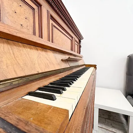 Apartment Red Square Residence Warna