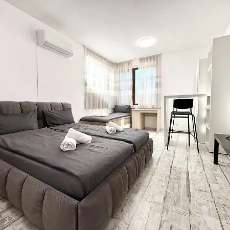 Red Square Residence Apartment Warna