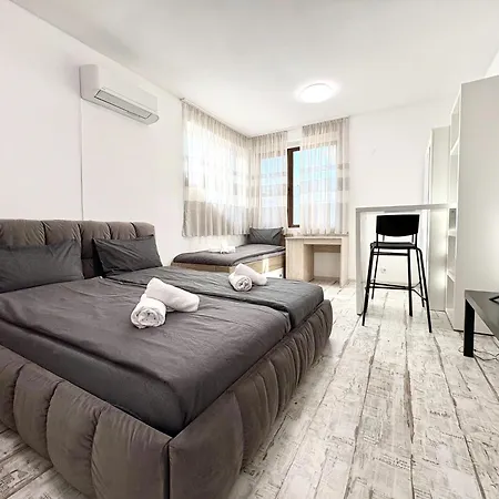 Red Square Residence Warna