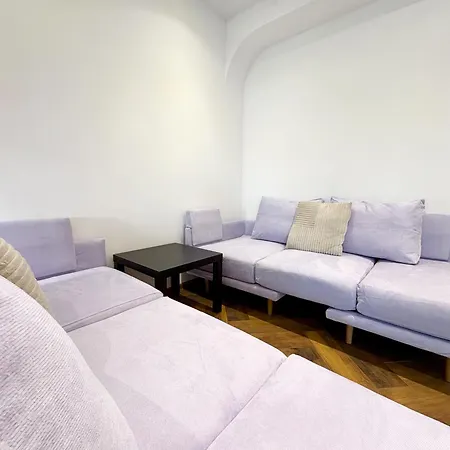 Apartment Red Square Residence Warna