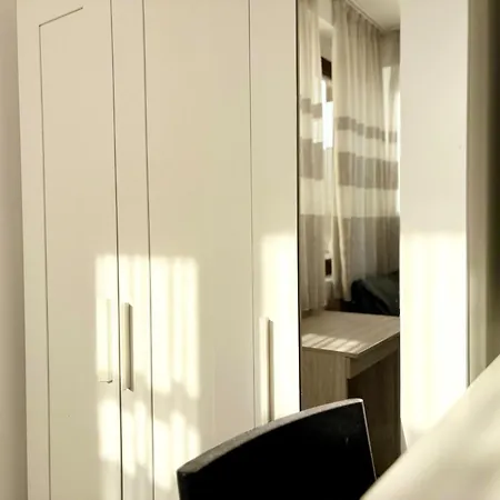 Red Square Residence Apartment Warna