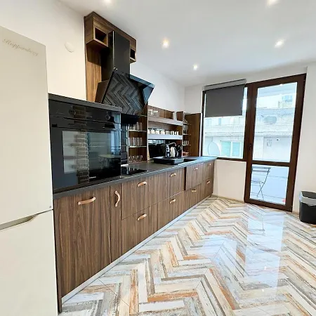 Red Square Residence Warna