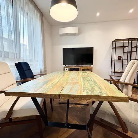 Red Square Residence Warna