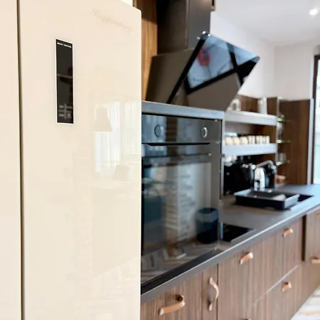 Red Square Residence Warna