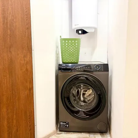 Red Square Residence Apartment Warna